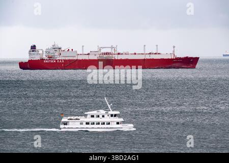 Sassnitz, Allemagne. 22 mai 2025. Le méthanier « Iberica Knutsen » se trouve sur la route de Sassnitz, au large de la ville portuaire de Sassnitz. Selon la police des eaux, le cargo s'est échoué au large du port de Mukran sur l'île de Rügen tôt le matin. Crédit : Stefan Sauer/dpa/Alamy Live News Banque D'Images