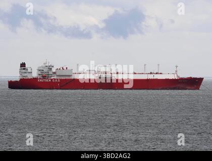 Sassnitz, Allemagne. 22 mai 2025. Le méthanier « Iberica Knutsen » se trouve sur la route de Sassnitz, au large de la ville portuaire de Sassnitz. Selon la police des eaux, le cargo s'est échoué au large du port de Mukran sur l'île de Rügen tôt le matin. Crédit : Stefan Sauer/dpa/Alamy Live News Banque D'Images