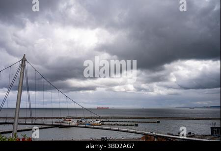 Sassnitz, Allemagne. 22 mai 2025. Le méthanier « Iberica Knutsen » se trouve sur la route de Sassnitz, au large de la ville portuaire de Sassnitz. Selon la police des eaux, le cargo s'est échoué au large du port de Mukran sur l'île de Rügen tôt le matin. Crédit : Stefan Sauer/dpa/Alamy Live News Banque D'Images