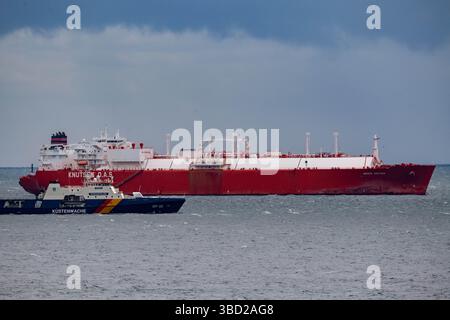 Sassnitz, Allemagne. 22 mai 2025. Le méthanier « Iberica Knutsen » se trouve sur la route de Sassnitz, au large de la ville portuaire de Sassnitz. Selon la police des eaux, le cargo s'est échoué au large du port de Mukran sur l'île de Rügen tôt le matin. Crédit : Stefan Sauer/dpa/Alamy Live News Banque D'Images