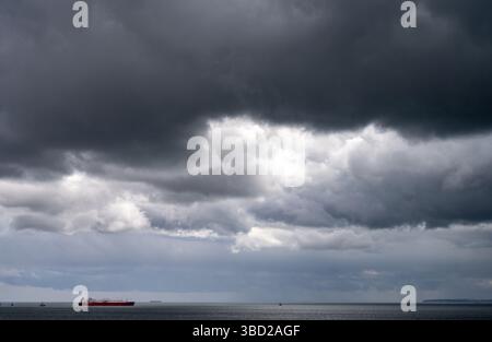 Sassnitz, Allemagne. 22 mai 2025. Le méthanier « Iberica Knutsen » se trouve sur la route de Sassnitz, au large de la ville portuaire de Sassnitz. Selon la police des eaux, le cargo s'est échoué au large du port de Mukran sur l'île de Rügen tôt le matin. Crédit : Stefan Sauer/dpa/Alamy Live News Banque D'Images