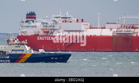 Sassnitz, Allemagne. 22 mai 2025. Le méthanier « Iberica Knutsen » se trouve sur la route de Sassnitz, au large de la ville portuaire de Sassnitz. Selon la police des eaux, le cargo s'est échoué au large du port de Mukran sur l'île de Rügen tôt le matin. Crédit : Stefan Sauer/dpa/Alamy Live News Banque D'Images