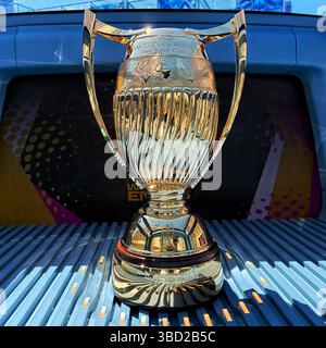 Exeter, Devon, Royaume-Uni. 22 mai 2025. Trophée de la Coupe du monde de rugby pour femmes RWC, tournée nationale, Exeter, Devon, Royaume-Uni. Nouveau Trophée de Coupe du monde de rugby féminin, le plus grand et le plus prestigieux prix du rugby mondial, remporté une fois tous les quatre ans par la meilleure équipe du monde. Fabriqué en argent sterling et plaqué d’or 24 carats, le trophée de la Coupe du monde de rugby féminin à silhouette ovale est un emblème de modernité, de réussite et de passion, digne des futures icônes qui le soulèveront haut. Crédit : Nidpor/Alamy Live News Banque D'Images