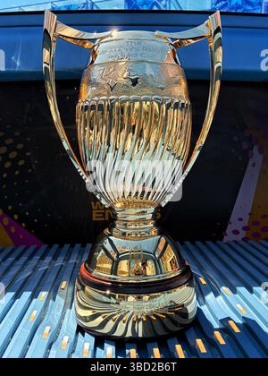 Exeter, Devon, Royaume-Uni. 22 mai 2025. Trophée de la Coupe du monde de rugby pour femmes RWC, tournée nationale, Exeter, Devon, Royaume-Uni. Nouveau Trophée de Coupe du monde de rugby féminin, le plus grand et le plus prestigieux prix du rugby mondial, remporté une fois tous les quatre ans par la meilleure équipe du monde. Fabriqué en argent sterling et plaqué d’or 24 carats, le trophée de la Coupe du monde de rugby féminin à silhouette ovale est un emblème de modernité, de réussite et de passion, digne des futures icônes qui le soulèveront haut. Crédit : Nidpor/Alamy Live News Banque D'Images