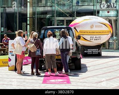 Exeter, Devon, Royaume-Uni. 22 mai 2025. Trophée de la Coupe du monde de rugby pour femmes RWC, tournée nationale, Exeter, Devon, Royaume-Uni. Nouveau Trophée de Coupe du monde de rugby féminin, le plus grand et le plus prestigieux prix du rugby mondial, remporté une fois tous les quatre ans par la meilleure équipe du monde. Fabriqué en argent sterling et plaqué d’or 24 carats, le trophée de la Coupe du monde de rugby féminin à silhouette ovale est un emblème de modernité, de réussite et de passion, digne des futures icônes qui le soulèveront haut. Crédit : Nidpor/Alamy Live News Banque D'Images