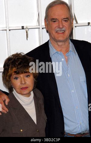 Prunella Scales et John Cleese lors d'une conférence de presse pour annoncer la sortie prochaine de deux épisodes spéciaux de 'Fawlty Towers', commémorant le 30e anniversaire de l'émission, tenue au Navy and Military Club à St James' Square à Londres - 6 mai 2009 Banque D'Images