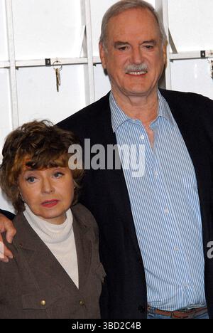 Prunella Scales et John Cleese lors d'une conférence de presse pour annoncer la sortie prochaine de deux épisodes spéciaux de 'Fawlty Towers', commémorant le 30e anniversaire de l'émission, tenue au Navy and Military Club à St James' Square à Londres - 6 mai 2009 Banque D'Images