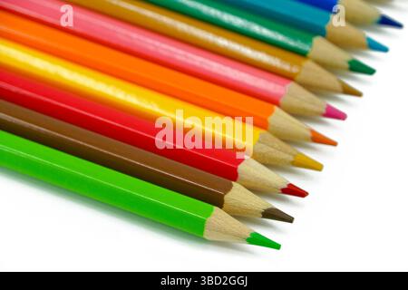 Bouquet de mini crayons de couleur amusants isolés sur blanc. Groupe multicolore de petits crayons en bois mignons. Banque D'Images