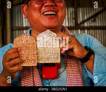 Bronze souvenir changement de couleur en utilisant chimique - village smith argenté, région de Phnom Pen, Cambodge Banque D'Images