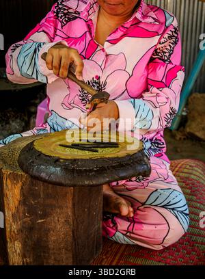 Femme embossant une plaque de bronze au village de Silver smith-4, région de Phnom Penh, Cambodge Banque D'Images