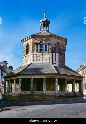 Vue N du marché géorgien (1747) Market Cross (marché au beurre ou pot à beurre) sur la place du marché de Barnard Castle, comté de Durham, Angleterre, Royaume-Uni. Banque D'Images