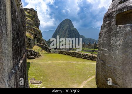 Majestueuse vue panoramique de Machu Picchu avec Huayna Picchu en arrière-plan, ancienne ville inca au Pérou entourée de montagnes vertes luxuriantes et Spectac Banque D'Images