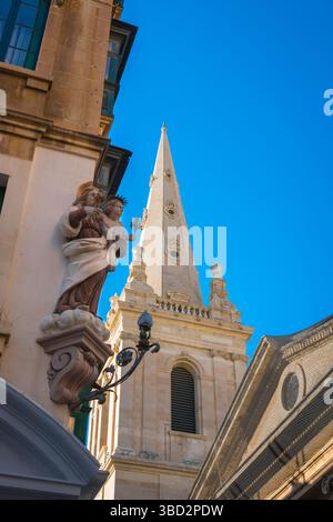 Statue de la Madone, vue d'une vierge de l'époque baroque et de l'enfant situé au-dessus d'un coin de rue dans le centre de la vieille ville historique de la Valette, Malte Banque D'Images