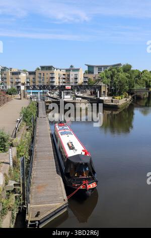 Un bateau étroit amarré près de Brentford Gauging Lock, Brentford, Londres Banque D'Images