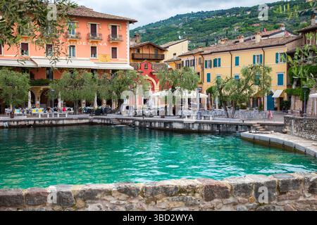 TORRI DEL BENACO, ITALIE - 8 mai 2025 : Torri est un village tranquille au bord du lac avec château historique et promenade le long du front de mer Banque D'Images