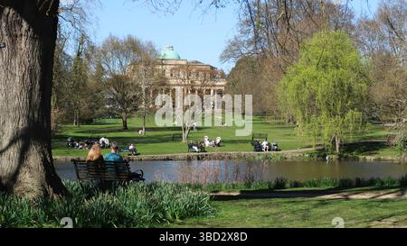 Pittville Park Cheltenham avec salle des pompes en distance Banque D'Images