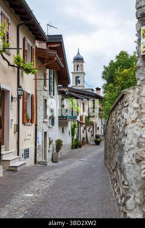 LIMONE SUL GARDA, ITALIE - 8 mai 2025 : Limone Sul Garda est située sur la rive ouest du lac de Garde en Italie Banque D'Images