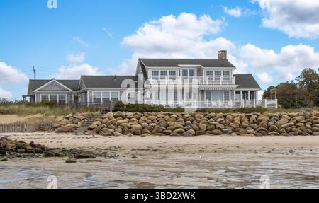 Ce domaine en bord de mer allie style galets classique à des équipements haut de gamme pour une retraite côtière ultime. Banque D'Images