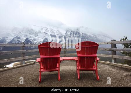 Chaises Adirondack avec table dans le parc national Banff Banque D'Images