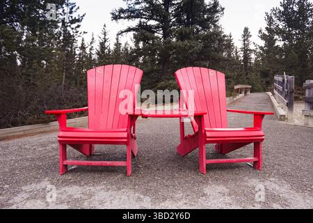 Chaises Adirondack avec table dans le parc national Banff Banque D'Images