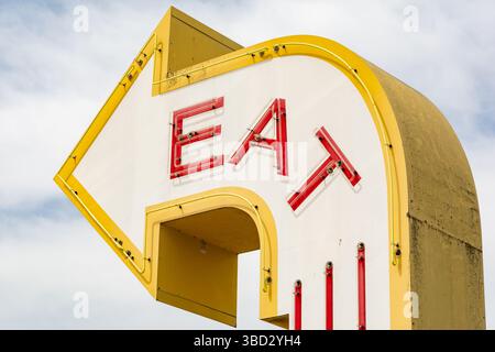 Panneau rétro NEON EAT avec forme de flèche situé sur la route historique 66 dans l'Illinois, USA. Banque D'Images