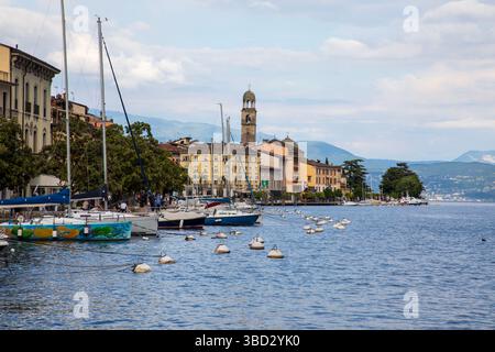 SALO, ITALIE - 9 mai 2025 : Salò est la ville la plus grande et la plus importante du côté de Brescia du lac de Garde. Banque D'Images