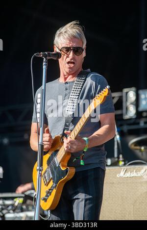 Paul Weller se produit en concert avec une guitare Fender Telecaster au T in the Park Festival, Balado, Kinross, Écosse, le 13 juillet. 2014 Banque D'Images
