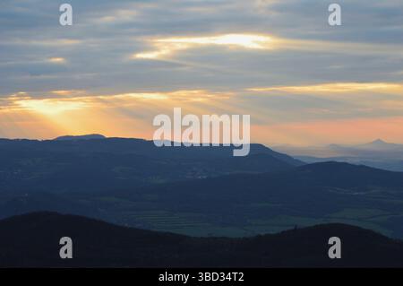 Briser la lumière sur Winter Hills rayons de soleil à travers des couches de nuages spectaculaires dans la campagne Banque D'Images