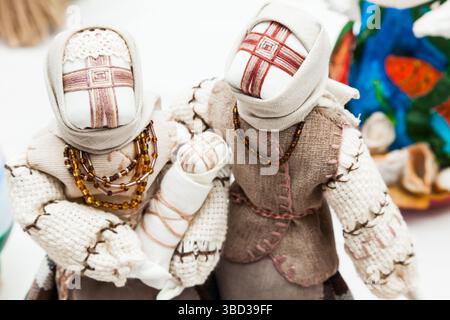 Peluches faites à la main, habillés dans des tenues traditionnelles et rurales. Banque D'Images