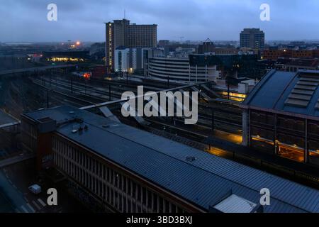 Tôt le matin, paysage urbain sur les pistes de la gare de Lille Flandres et les toits et jolies rues de Lille. Prise de vue depuis Citadines Apart'Hotel. Banque D'Images