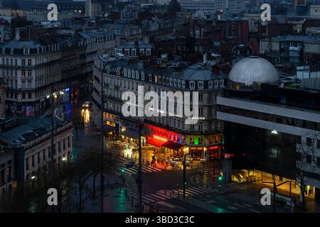 Tôt le matin, paysage urbain sur les toits et les jolies rues autour d'Euralille, à Lille, dans le nord de la France. Prise de vue depuis Citadines Apart'Hotel. Banque D'Images