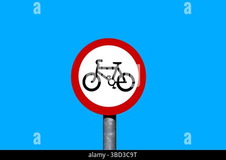 Panneau routier à l'entrée du sentier piétonnier pour indiquer « pas de vélo » isolé dans un ciel bleu clair. Banque D'Images