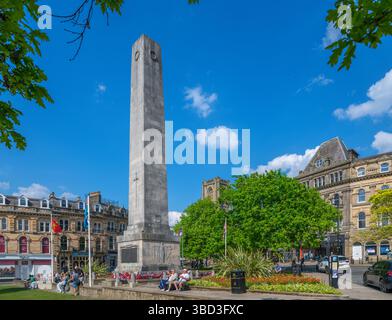 Cambridge Crescent de Parliament Street avec le cénotaphe au centre, Harrogate, North Yorkshire, Angleterre, Royaume-Uni Banque D'Images