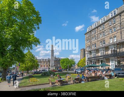 Cambridge Crescent de Parliament Street avec le cénotaphe au centre et l'hôtel Yorkshire à droite, Harrogate, North Yorkshire, Angleterre, U. Banque D'Images
