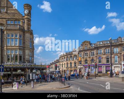 Betty's Cafe and Tea Rooms sur Parliament Street, Harrogate, North Yorkshire, Angleterre, Royaume-Uni Banque D'Images