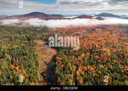 Vue aérienne du Grampus Lake Outlet le long de l'autoroute 30 près de long Lake dans le parc Adirondack dans le nord de l'État de New York au plus fort de l'automne. Banque D'Images