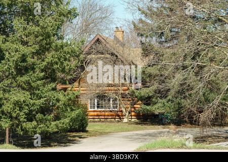 Prairie belle, en rondins, maison de deux étages dans une forêt d'épicéas Banque D'Images