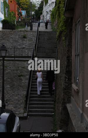 Une charmante rue européenne dispose d'un escalier raide menant à un étroit chemin pavé, encadré par des bâtiments colorés avec volets décoratifs A. Banque D'Images