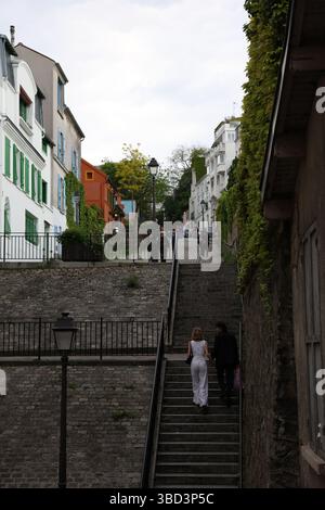 Une charmante rue européenne dispose d'un escalier raide menant à un étroit chemin pavé, encadré par des bâtiments colorés avec volets décoratifs A. Banque D'Images