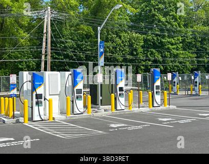 6 nouvelles bornes de recharge de voitures électriques Evolve NY dans un grand parking à Katonah, Westchester, New York. Banque D'Images