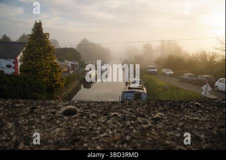 Grand canal, Irlande 08 Aprel, 2025,vue sur Grand canal le matin brumeux, Celbridge, Co Kildare, Irlande Banque D'Images