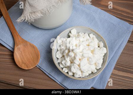 Grains de kéfir de lait dans le bol, vue de dessus, gros plan. Préparation d'une boisson de kéfir probiotique fermentée saine au lait. Banque D'Images