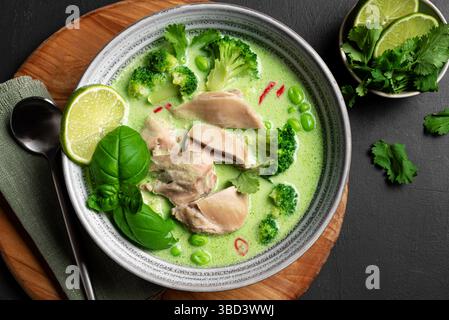 Bol de soupe de poulet au curry vert thaïlandais, vue de dessus. Cuisine thaïlandaise traditionnelle saine, déjeuner asiatique. Keng Kiaw wan. Banque D'Images