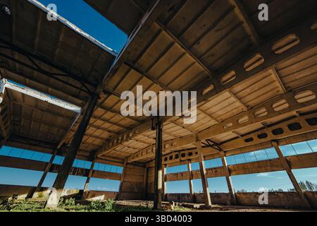 Bâtiment abandonné avec vue grand angle d'herbe verte Banque D'Images