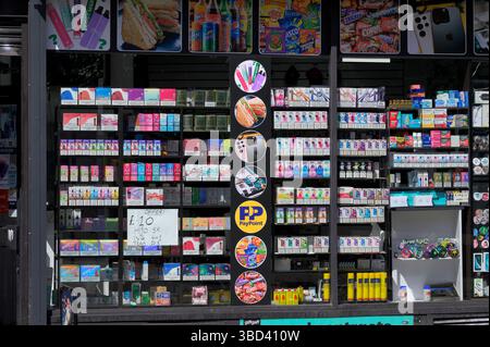 Vapes jetables à vendre dans une vitrine, Glasgow, Écosse, Royaume-Uni , Europe Banque D'Images