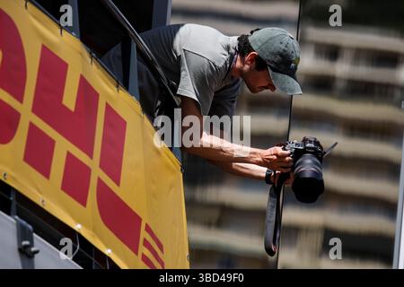 Monte Carlo, Monaco. 22 mai 2025. Le célèbre photographe Antonin Vincent de DPPI tenant dangereusement l'appareil photo lors du Grand Prix de formule 1 Tag Heuer de Monaco, 8ème manche du Championnat du monde FIA de formule 1 2025 du 23 au 25 mai 2025 sur le circuit de Monaco, à Monte-Carlo, Monaco - photo Xavi Bonilla/DPPI crédit : DPPI Media/Alamy Live News Banque D'Images