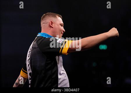 Sheffield, Royaume-Uni. 22 mai 2025. Chris Dobey célèbre sa victoire contre Gerwyn Price lors des fléchettes BetMGM premier League à l'Utilita Arena, Sheffield, Angleterre, Royaume-Uni le 22 mai 2025 crédit : Alex Young/Every second Media crédit : Every second Media/Alamy Live News Banque D'Images