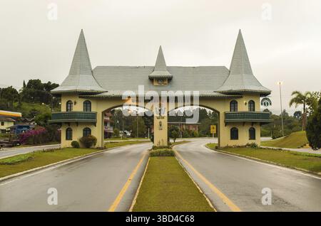 GRAMADO, RIO GRANDE DO SUL, BRÉSIL, 11 août 2018 : Portico porte de la ville de Gramado Banque D'Images