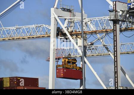 WELLINGTON, NOUVELLE-ZÉLANDE, le 16 MAI 2023 : un porte-conteneurs est en cours de déchargement dans le port de Wellington Banque D'Images