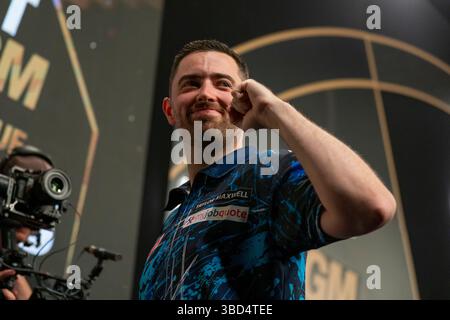 Sheffield, Royaume-Uni. 22 mai 2025. Luke Humphries célèbre sa victoire contre Chris Dobey lors des fléchettes BetMGM premier League à l'Utilita Arena, Sheffield, Angleterre, Royaume-Uni le 22 mai 2025 crédit : Alex Young/Every second Media crédit : Every second Media/Alamy Live News Banque D'Images